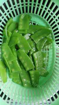 家常菜荷兰豆炒瘦肉做法图解5)