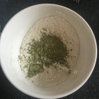 色泽鲜亮的抹茶芝士蛋糕做法图解2)