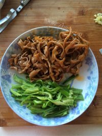 家常菜青椒炒鸭肠做法图解1)