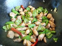 家常尖椒炒鸡腿肉做法图解8)