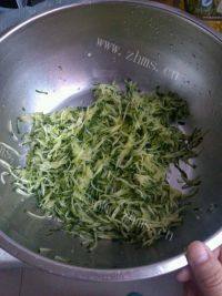 家常菜黄瓜拌豆腐皮做法图解3)