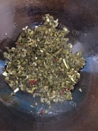 过瘾的酸菜烩猪血做法图解4)