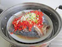 家常菜剁椒蒸鱼头做法图解8)
