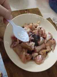 美味佳肴般的土豆烧鸡做法图解6)
