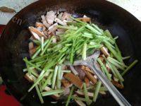 家常菜芹菜炒豆腐干做法图解5)