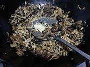 家常菜咸菜炒百叶做法图解7)
