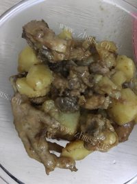 营养丰富的鸡肉炖土豆做法图解5)