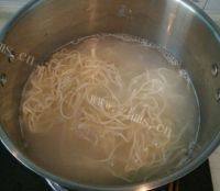 色泽不错的香菇肉酱拌面做法图解9)