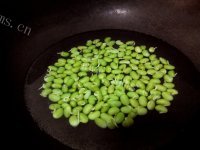 色香味浓的青豆炒肉做法图解1)