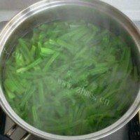 色味俱佳的芹菜鱿鱼做法图解4)