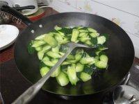 家常菜青瓜炒牛肉做法图解4)