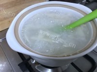冰糖雪梨粥做法图解6)