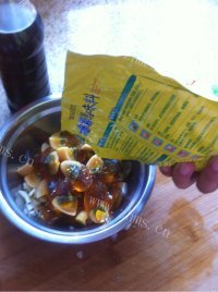 美味的凉拌皮蛋做法图解4)