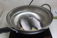 家常菜鲫鱼萝卜豆腐汤做法图解3)