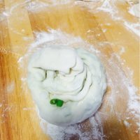 玉盘珍馐的家常葱油饼做法图解7)