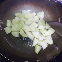 香飘十里的红烧土豆做法图解3)
