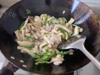 「美味可口」平菇炒肉做法图解8)