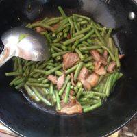 家常菜豆角炒肉做法图解6)