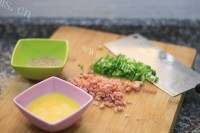 自制香葱肉松面包卷做法图解11)