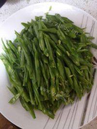 家常菜五花肉炒四季豆做法图解2)
