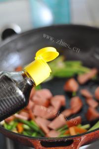 家常菜香肠炒蒜苔做法图解5)