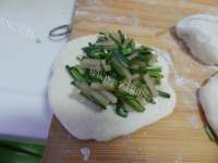 美味的韭菜粉丝馅饼做法图解17)