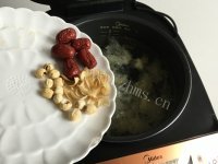 香气浓郁的红枣莲子银耳羹做法图解3)
