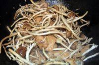家常菜茶树菇炒肉片