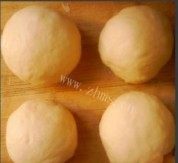 自制紫薯毛毛虫面包做法图解4)