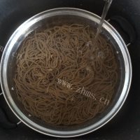 诱人的朝鲜冷面做法图解4)