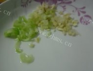 滑爽的蒜蓉茼蒿做法图解1)