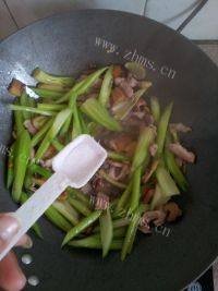甘脆的西芹炒肉做法图解6)