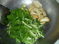秀色可餐的韭菜炒豆腐做法图解4)