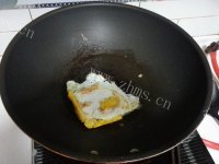 简单的鸡蛋培根三明治做法图解2)