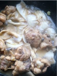 家常的白菜平菇炖鸡块做法图解6)