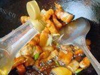 让人怀念的红烧肉炖土豆做法图解8)