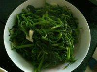 色泽光亮的蒜香空心菜