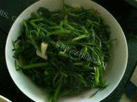 色泽光亮的蒜香空心菜