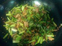 外婆教我做芹菜炒肉做法图解9)