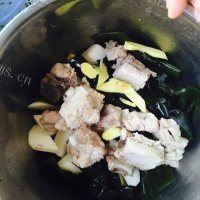 营养海带山药排骨汤做法图解3)