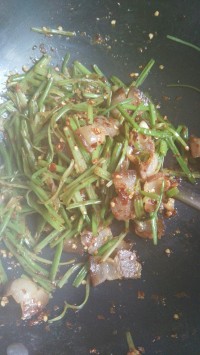 家常菜芹菜炒腊肉