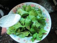 秀色可餐的凉拌芹菜叶做法图解3)