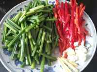 家常菜韭菜花炒肉丝做法图解3)