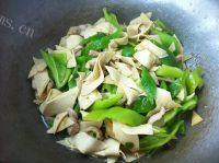 家常菜尖椒豆片炒肉做法图解5)