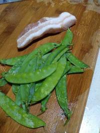 家常菜五花肉炒荷兰豆做法图解1)