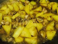 美味的菠萝炒鸡腿肉做法图解4)