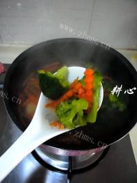 自制西兰花萝卜鸡汤做法图解12)