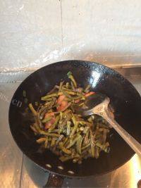 家常菜豆角土豆炖排骨做法图解5)