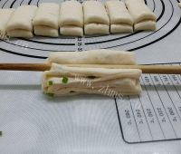 热腾腾的葱油花卷做法图解11)