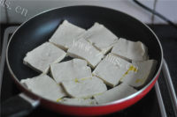 鲜嫩虾皮煎豆腐的做法图解二